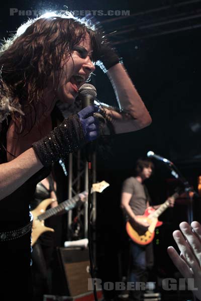 JULIETTE LEWIS - 2010-05-22 - PARIS - La Fleche d'Or - 